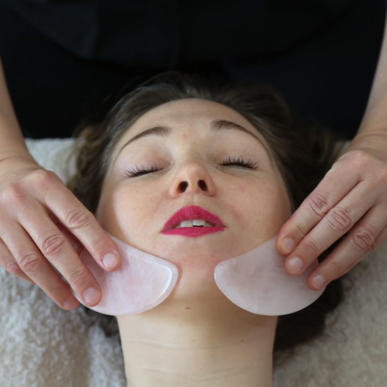 massage avec pierre naturelle, gua sha, lissage profond, soin anti ride, lifting naturel, soin de la peau