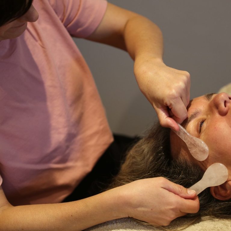 Kobido, soin doux et léger, drainage lymphatique du visage, stimulation lymphatique, libération des toxines 